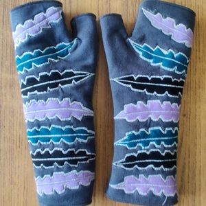 #NP11 Nepal gloves texting grey feathers detail NWT New
